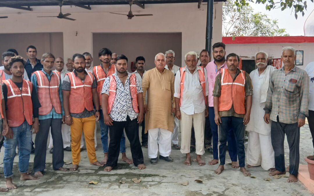 समाजसेवी दीपक चौधरी द्वारा गांव मे चलवाया गया विशेष सफाई अभियान