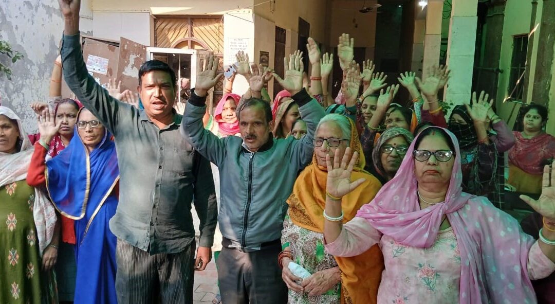 पानी की किल्लत से जूझ रहें लोगों ने नगर पालिका परिषद मे किया हंगामा