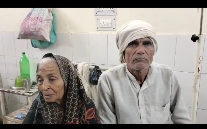 महीनों से जिला अस्पताल में भर्ती मरीज ने अस्पताल स्टाफ पर घटिया खाना देने का आरोप लगाया है।