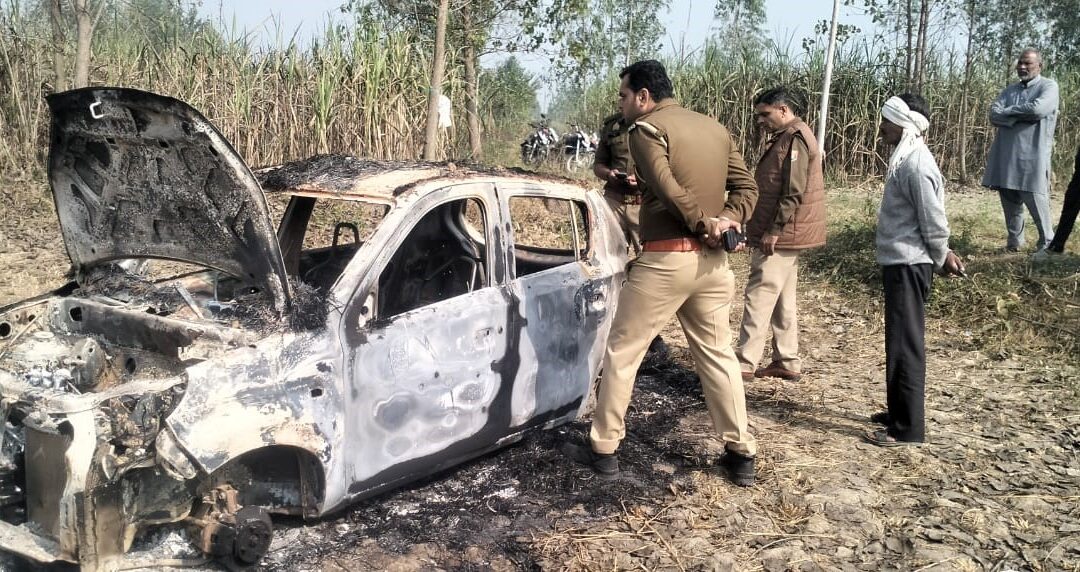भटपुरा मे एक किसान के खेत में सक्तितं व्यवस्था में कार को खड़ी कार पर पेट्रोल डालकर आग लगा दी।