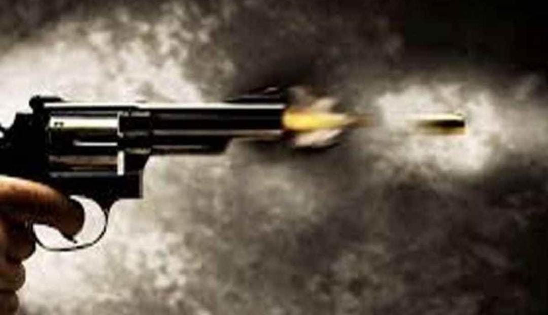 सिरफिरे ने कमरे में घुसकर युवती के सीने में मारी गोली