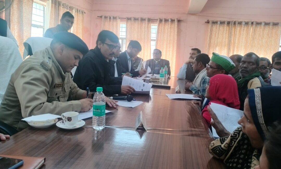 तहसील दिवस में जिलाधिकारी व पुलिस अधीक्षक ने सुनी लोगों की समस्याएं