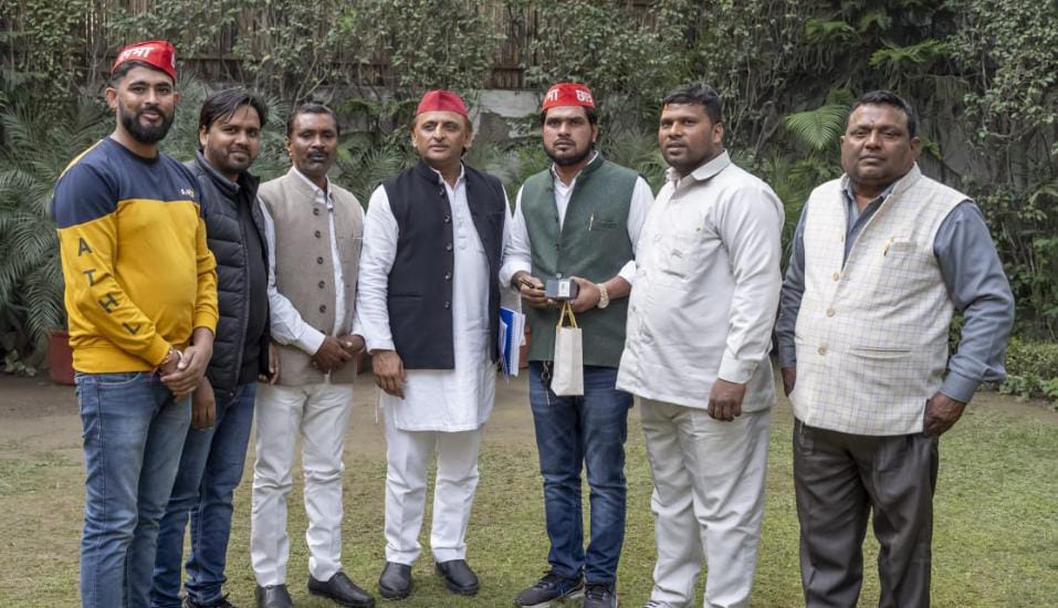 राष्ट्रीय अध्यक्ष अखिलेश यादव से मिले युवजन सभा जिलाध्यक्ष रविन्द्र यादव