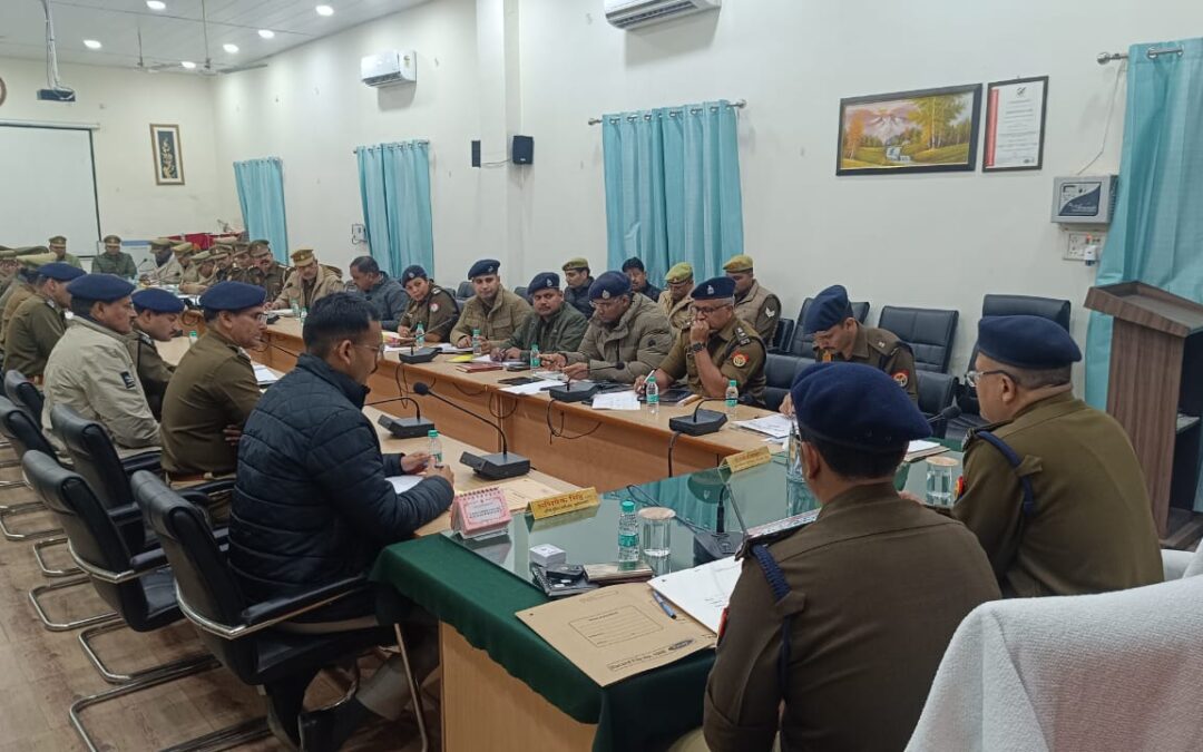 ADG मेरठ ध्रुव कांत ठाकुर जनपद मुजफ्फरनगर में समस्त राजपत्रित अधिकारियों के साथ अपराध नियंत्रण – कानून वयवस्था , के लिए समीक्षा गोष्ठी कर