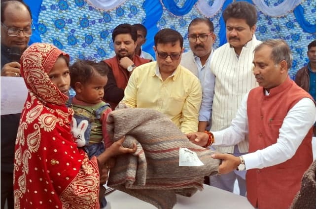 देवबंद में कंबल वितरण करते लोक निर्माण राज्य मंत्री कुंवर ब्रजेश सिंह